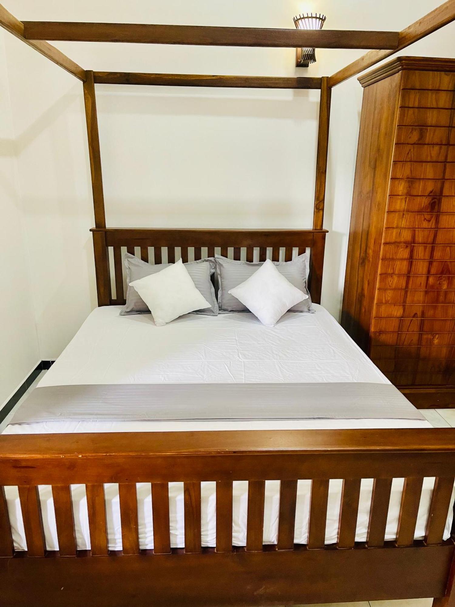 Sand & Surf Guest House Negombo Ngoại thất bức ảnh