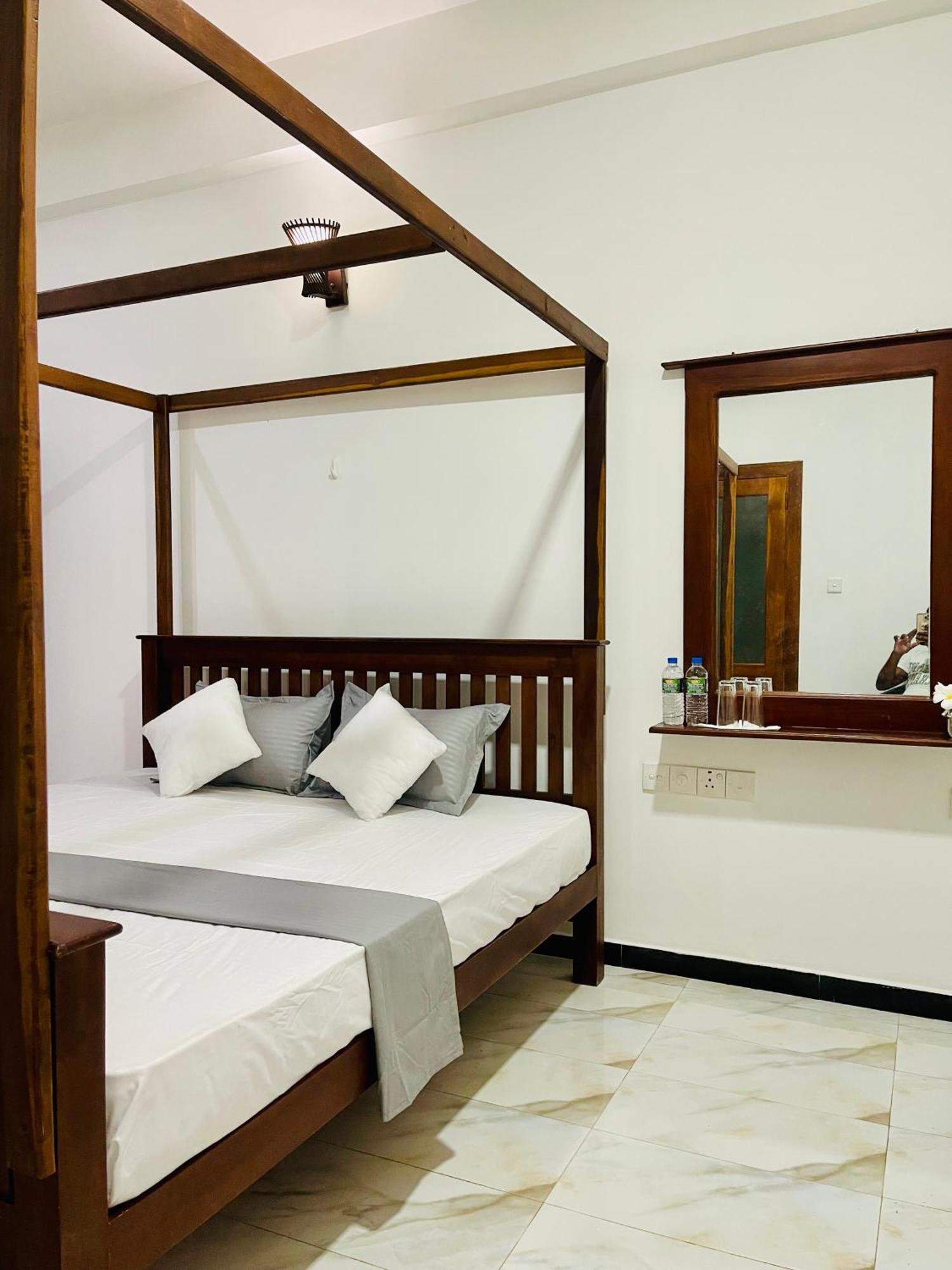 Sand & Surf Guest House Negombo Ngoại thất bức ảnh