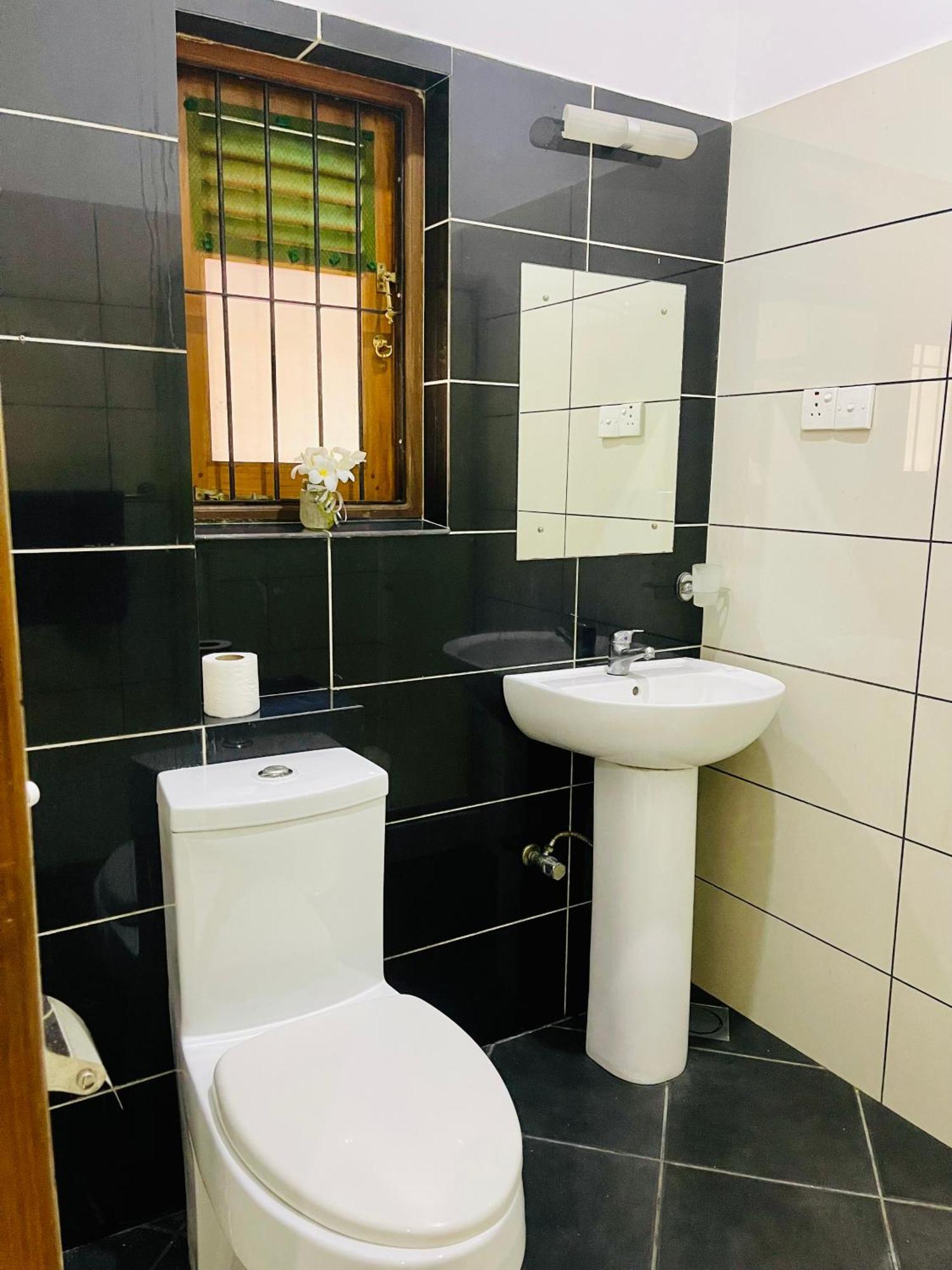 Sand & Surf Guest House Negombo Ngoại thất bức ảnh