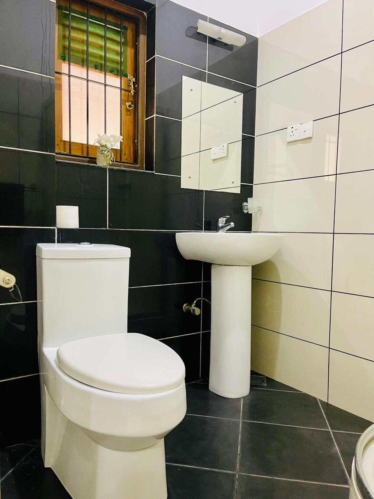 Sand & Surf Guest House Negombo Ngoại thất bức ảnh